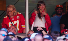 taylor swift giving the thumbs up at the chiefs game