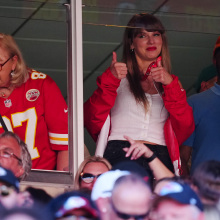 taylor swift giving the thumbs up at the chiefs game