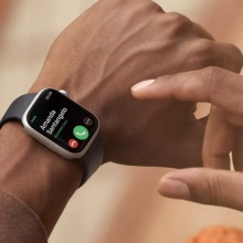 person answering call on Apple Watch Series 8