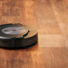 Roomba Combo j7+ cleaning hardwood floor