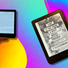The author of the article holding up her Kobo Clara 2E in one hand and the e-reader itself shown over a colorful background with fluid shapes.